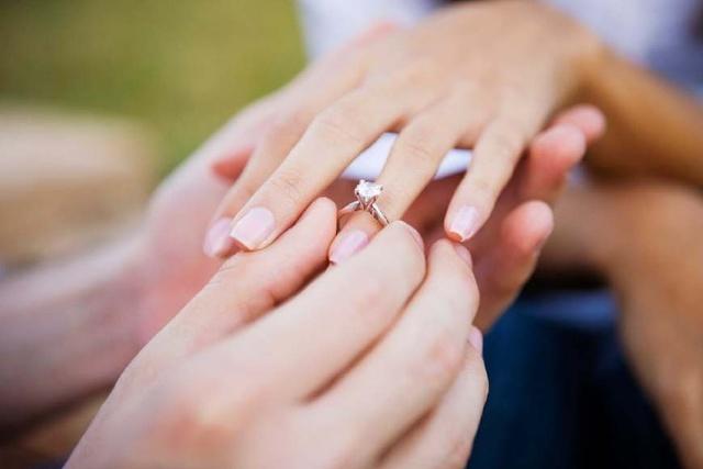 订婚戒指带哪个手指-女生订婚戒指戴哪个手指