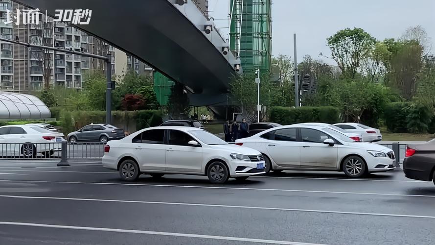 默哀的时候为什么汽车鸣笛（默哀时汽车鸣笛吗）