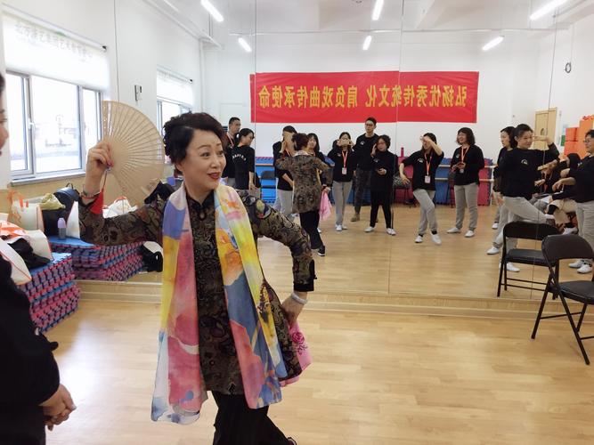戏曲教师讲课穿戴什么合适-戏曲教师讲课穿戴什么合适呢