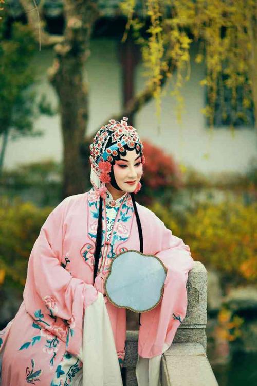 喜欢看戏曲的人什么心态-喜欢看戏的人性格
