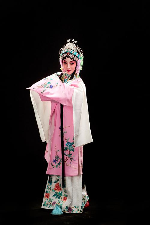 戏曲中青衣又称什么服饰-戏曲中的青衣是什么角色
